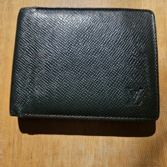 Elegant Louis Vuitton Men's Taiga Wallet